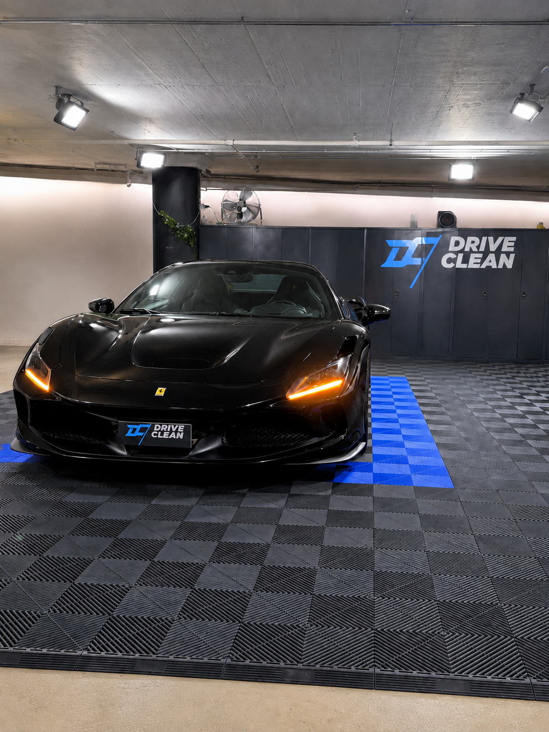Schwarzer Ferrari im Aufbereitungsbereich von Drive Clean nach der Lackpflege.