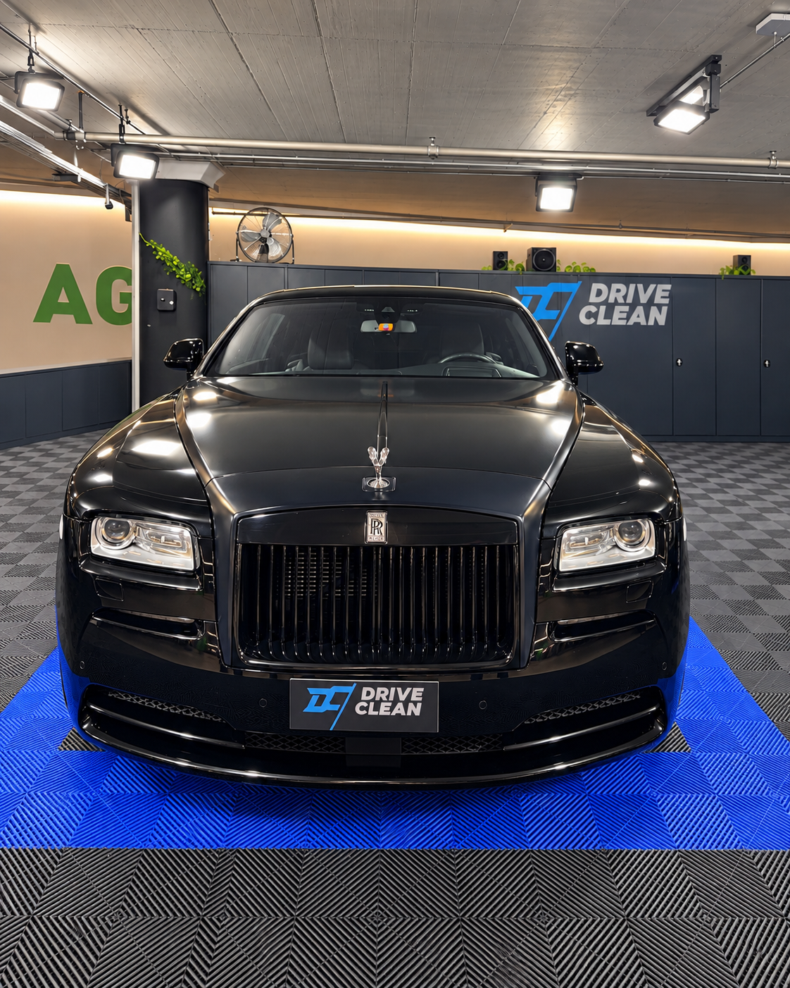 Frontansicht eines gereinigten schwarzen Rolls-Royce im Aufbereitungsbereich von Drive Clean in Bern